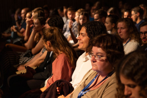 Letní filmová škola v Uherském Hradišti, 28. července 2022. V kině Mír divadelní hra s názvem NaHraně.