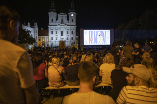 Letní filmová škola v Uherském Hradišti, pátek 29. července 2022. Projekce filmu Mimořádná událost v letním kině na Masarykově náměstí.