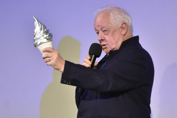 Irský filmový režisér, scenárista a producent Jim Sheridan dostal na Letní filmové škole výroční cenu Asociace českých filmových klubů, 31. července 2022, Uherské Hradiště.