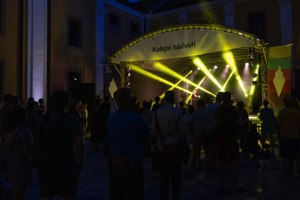 Na Letní filmové škole v Uherském Hradišti na Kolejním nádvoří proběhl koncert kapely DVA, 2. srpna 2022. Na snímku Jan Kratochvil a Barbora Ugerová.