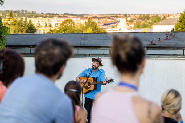 Na Letní filmové škole v Uherském Hradišti zahrál publiku zpěvák Tomáš Boček na střeše kina Hvězda, 1.srpna 2022