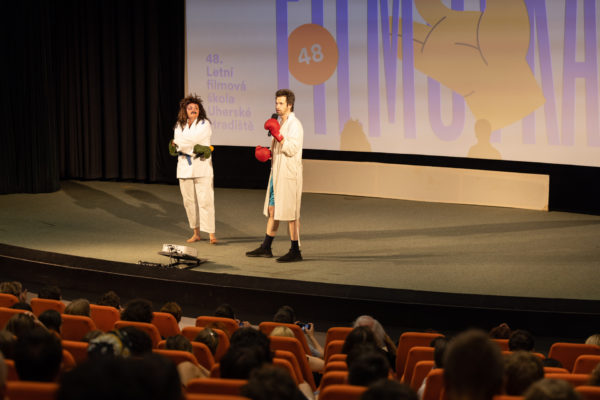 Na Letní filmové škole v Uherském Hradišti se 1. srpna 2022 promítal film Macho Man s živým dabingem otrlého dua Samantha Bifidus a Jíra Fostrá (na snímku vpravo).