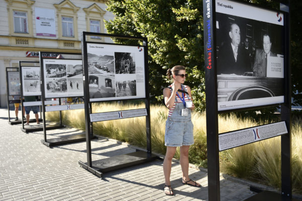 Slavnostní zahájení venkovní fotografické výstavy ČTK s názvem Česko/slovenské okamžiky, 2. srpna 2022, Uherské Hradiště.